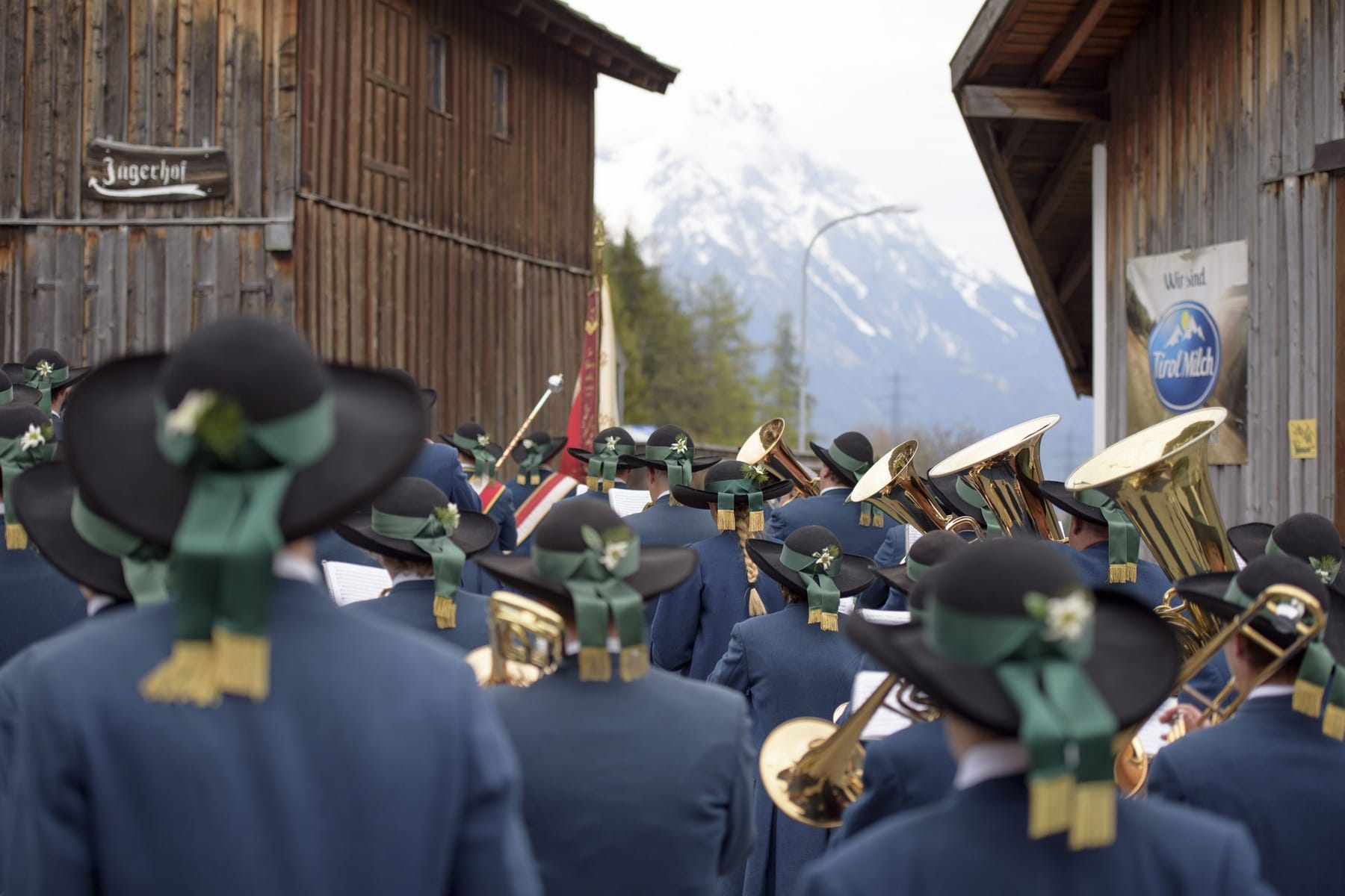 Musikkapelle St. Jakob beim Spielen vor den Arlberger Bergen